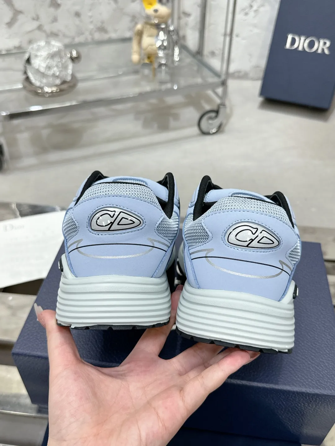 Men's men's shoes 💰600❤️❤️❤️High version Dior Dior's latest color matching B30 series reflective dad sneakers original 17380💰 purchased for development and production Brand new B30 sneakers Dad Shoes style shoes that follow the trend of the retro market The Dior logo on the tongue also indicates that this pair of shoes is the B30 model! B30 uses fine-textured leather and mesh cloth materials to form a shoe body. There are conspicuous letters CD on both sides of the shoe body to indicate identity. Many lines on the shoe body outline details to make the shoes look less monotonous and full of retro flavor. The delivery counter is exquisitely packaged🛍📦 ▪️Fabric: Original customized technical fabric + mesh ▪️Inner lining: Customized breathable lining ▪️Outsole: Original molded IP foam + TPU outsole ▪️Sole thickness: 3.5CM ▪️Size: Women’s size 35-40 / Men’s size 39-46